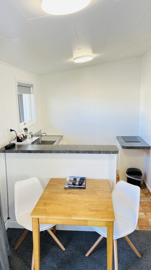 Studiolejlighed - 1 kingsize-seng | Privat køkken | Køleskab, mikrobølgeovn, kaffe-/temaskine, elkedel