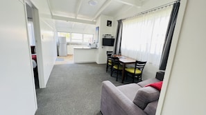 Apartment, 2 Schlafzimmer | Wohnbereich | 40-Zoll-Flachbildfernseher mit Kabelempfang, Fernseher
