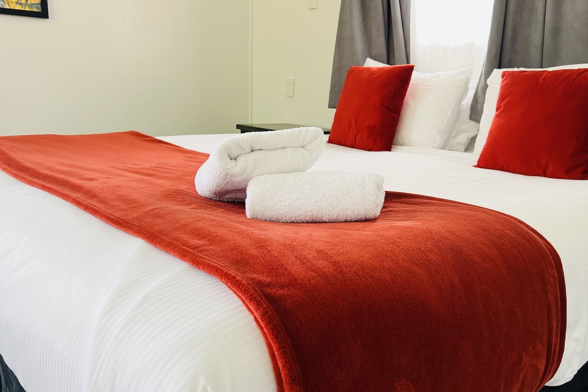 Minibar, tabla de planchar con plancha, wifi gratis y ropa de cama