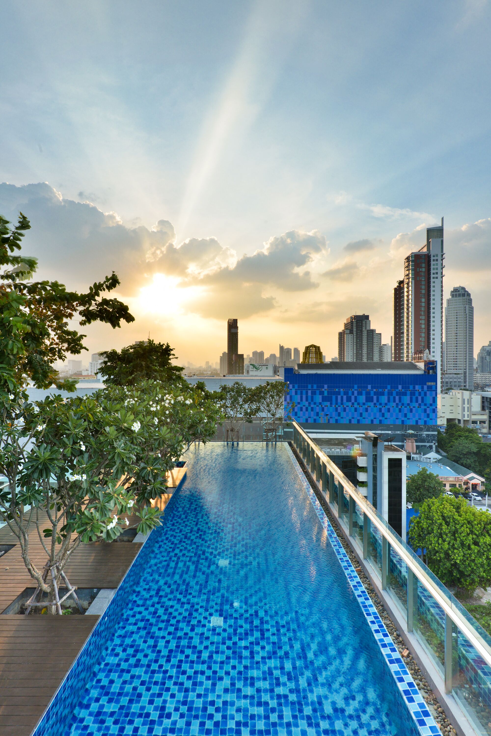สระว่ายน้ำกลางแจ้ง เปิด 5:00 น. ถึง 23:00 น., เก้าอี้อาบแดดริมสระ