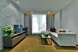 In-room safe, desk, blackout curtains, soundproofing - Civic Horizon Hotel & Residence (Bangkok)