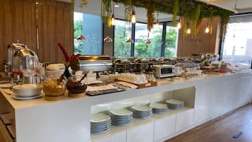 朝食 (ビュッフェ)、毎日提供 (1 名様 300 THB)