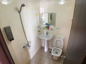 Standard Quadruple Room | Bathroom | Shower, free toiletries, hair dryer, slippers