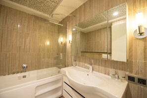 Apartamento, 2 habitaciones | Baño | Ducha, bañera de hidromasaje y artículos de higiene personal gratuitos