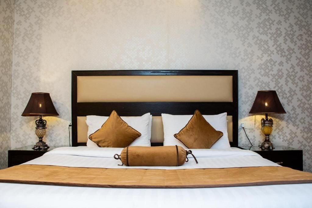 1 habitación, decoración personalizada, muebles diferentes y escritorio 