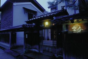 Front of property – evening/night - Camellia Inn (Kanazawa)