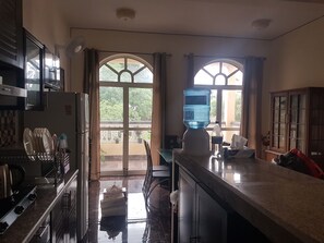 Apartemen, 2 kamar tidur | Dapur pribadi | Lemari es, microwave, kompor, dan kursi makan untuk bayi