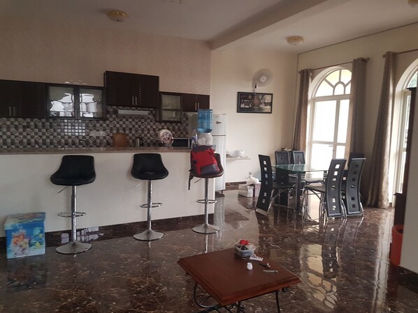 Apartemen, 2 kamar tidur | Dapur pribadi | Lemari es, microwave, kompor, dan kursi makan untuk bayi