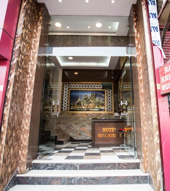 Property entrance - Hotel Wallstreet (New Delhi)