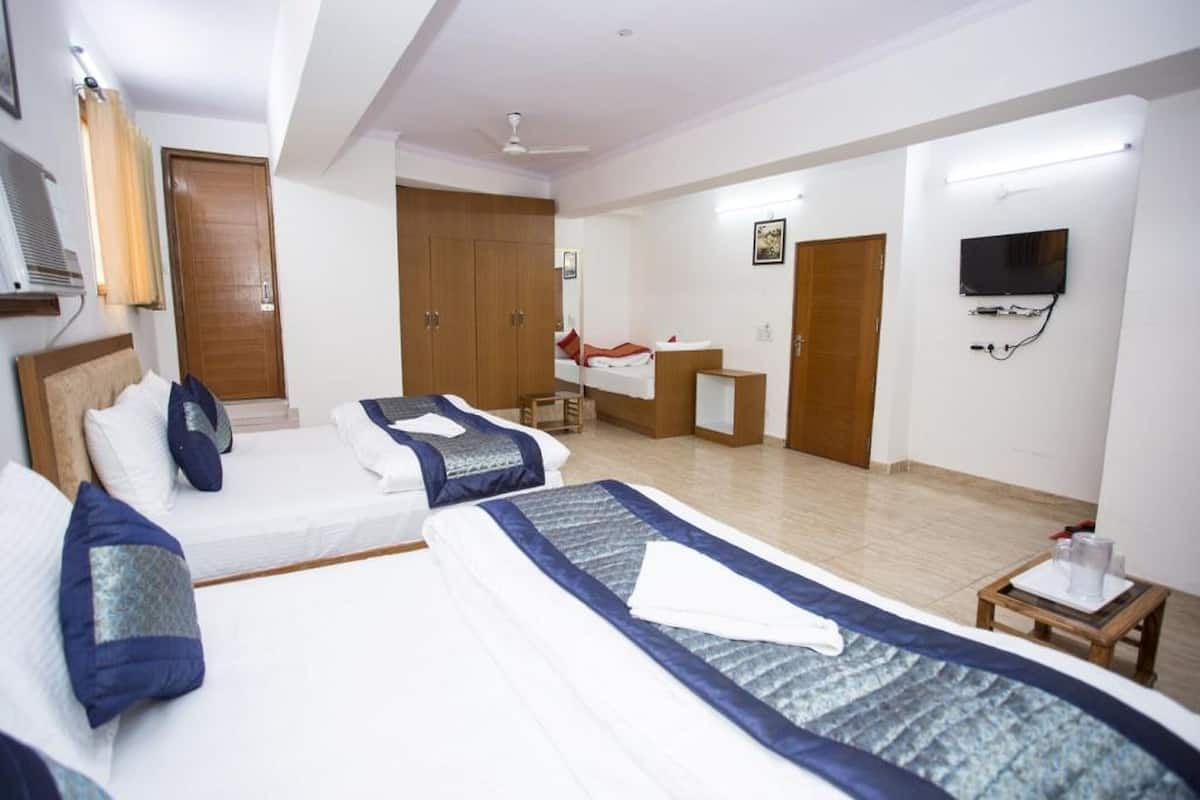 Family Room | Egyptian cotton sheets, premium bedding, pillowtop beds, in-room safe