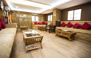Lobby sitting area - Hotel Wallstreet (New Delhi)