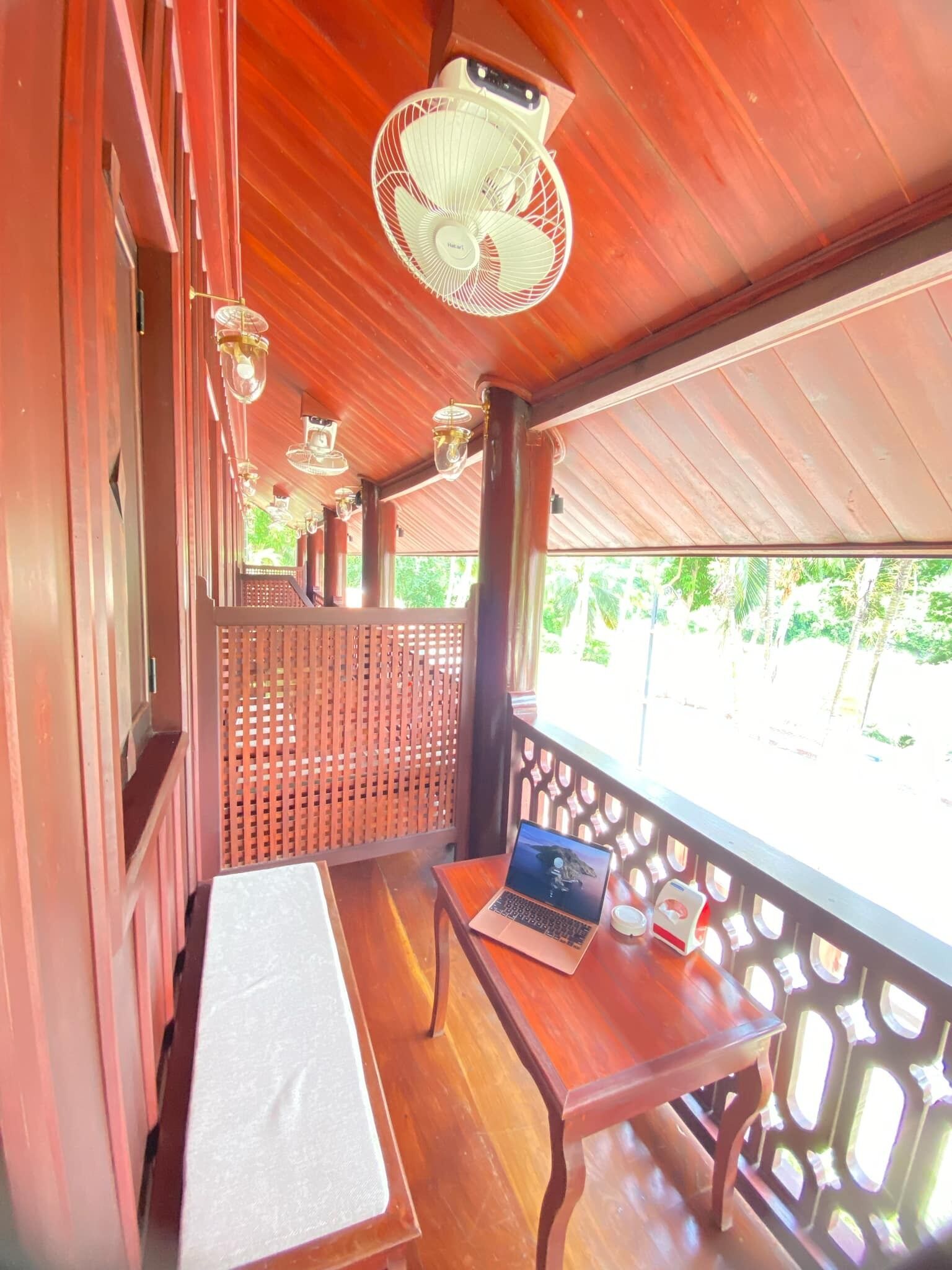 deluxe room, 1 king bed, river view | down duvets, pillow-top beds, minibar, in-room safe