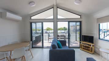 Kabin, 2 kamar tidur | Ruang keluarga | TV layar datar dan pemutar DVD