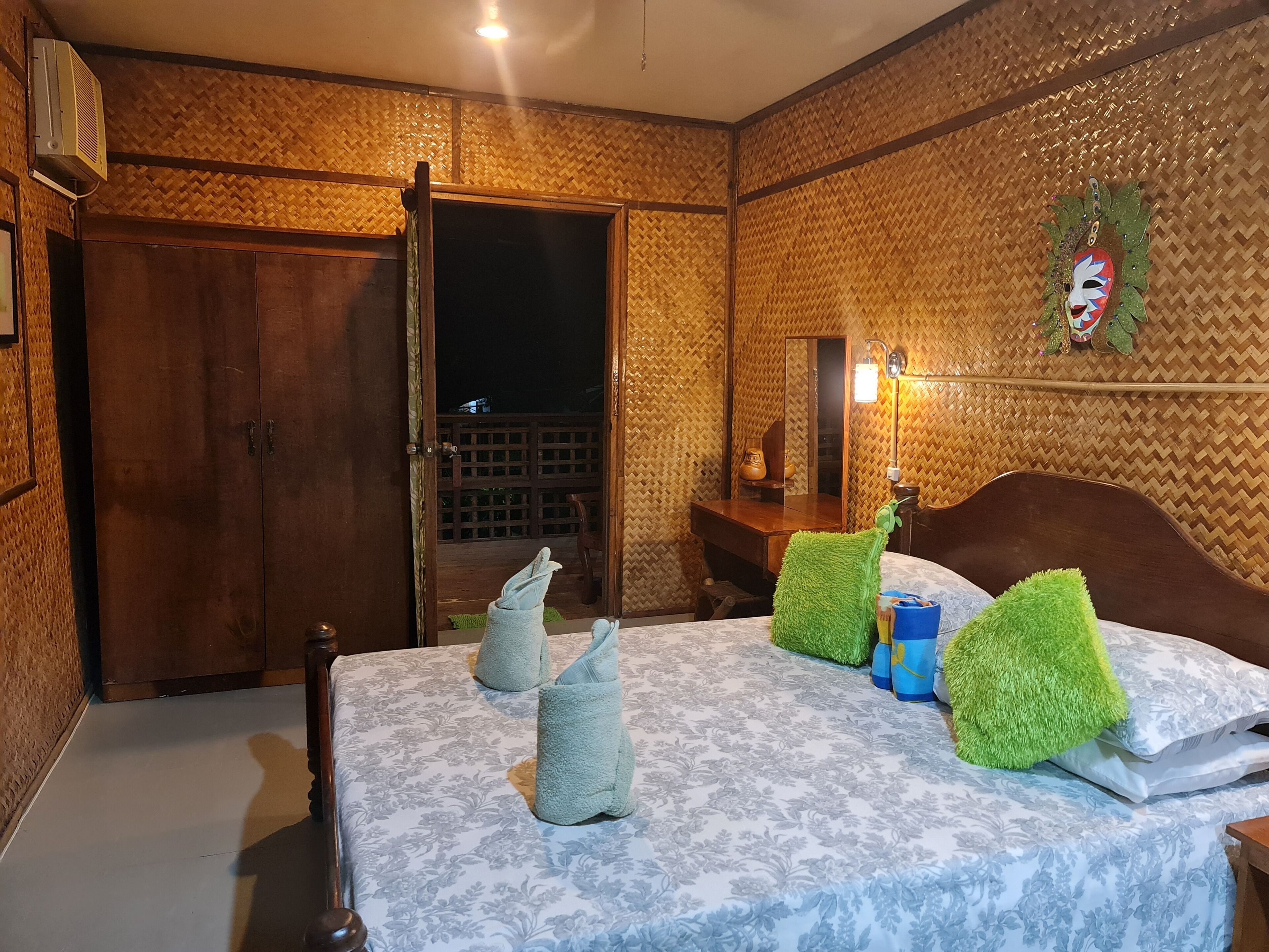 green room private bathroom | minibar, in-room safe, desk, soundproofing