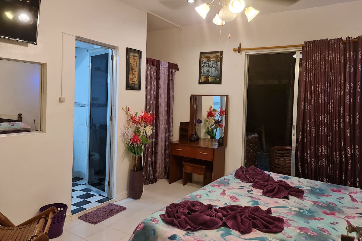 Deluxe Purple Room