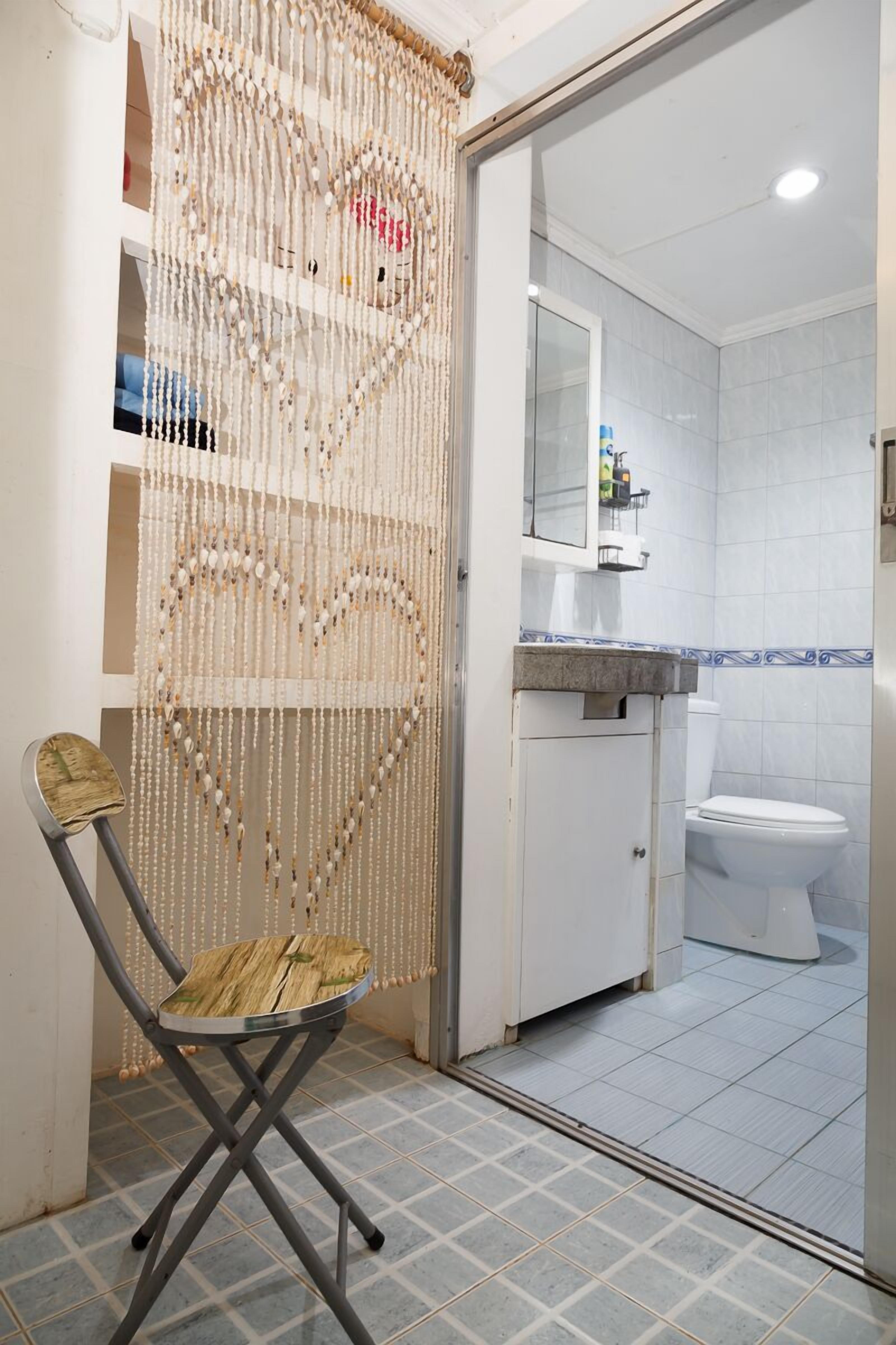 emerald deluxe room, private bathroom | bathroom | shower, hair dryer, bidet, towels