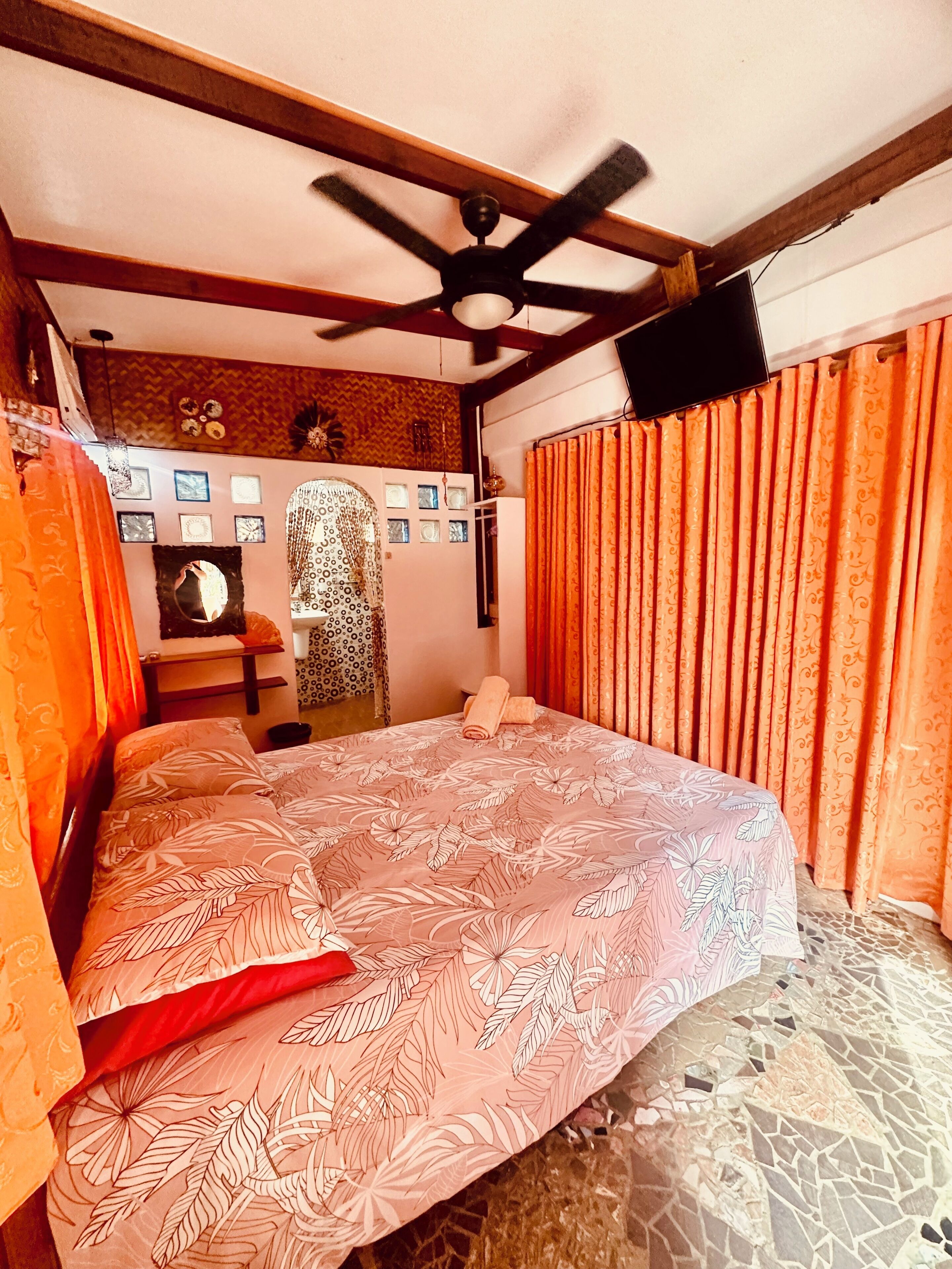 Habitació Deluxe, bany privat | Minibar, caixa forta a l'habitació i escriptori 