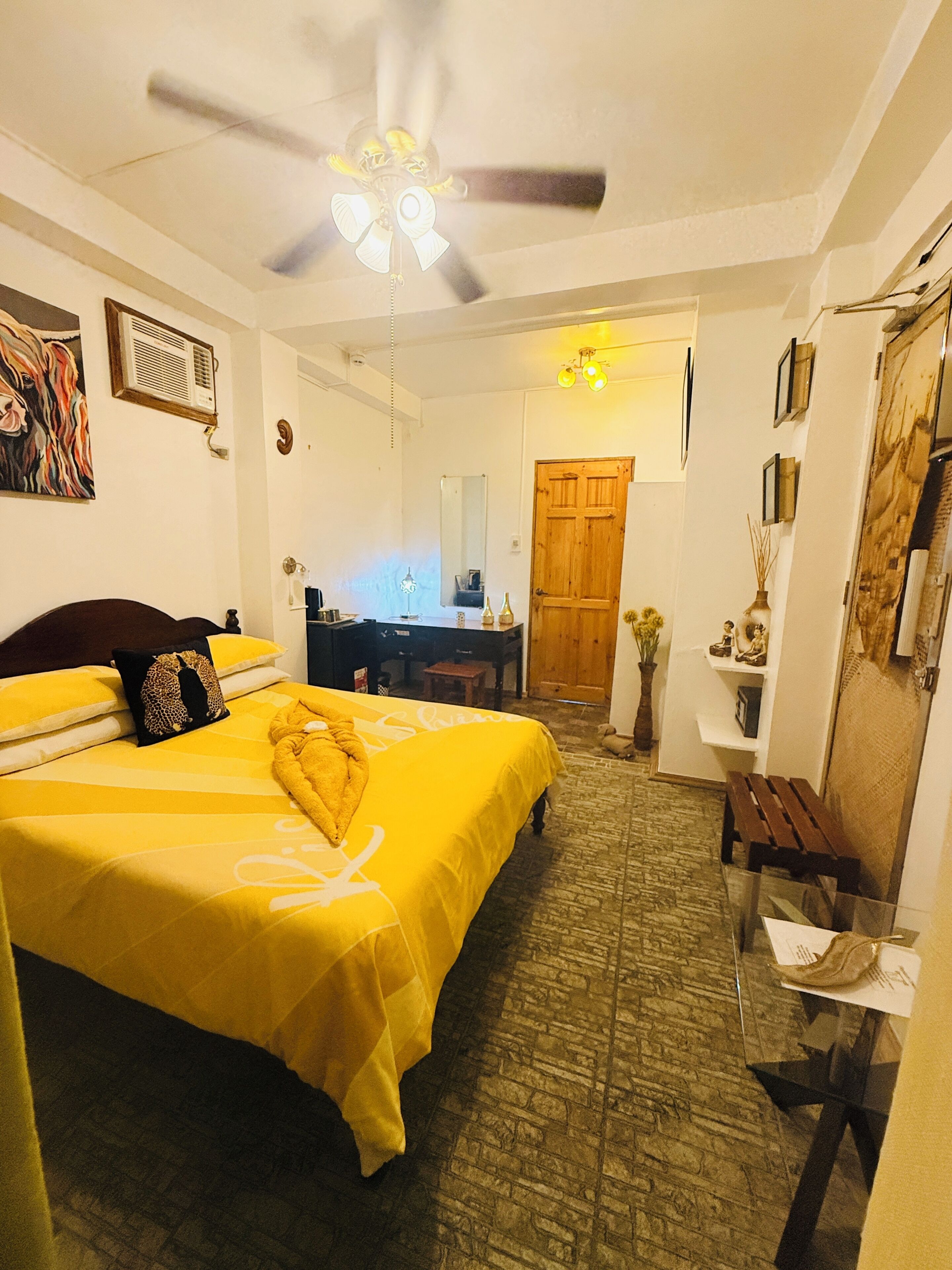 Habitació Deluxe, balcó | Minibar, caixa forta a l'habitació i escriptori 