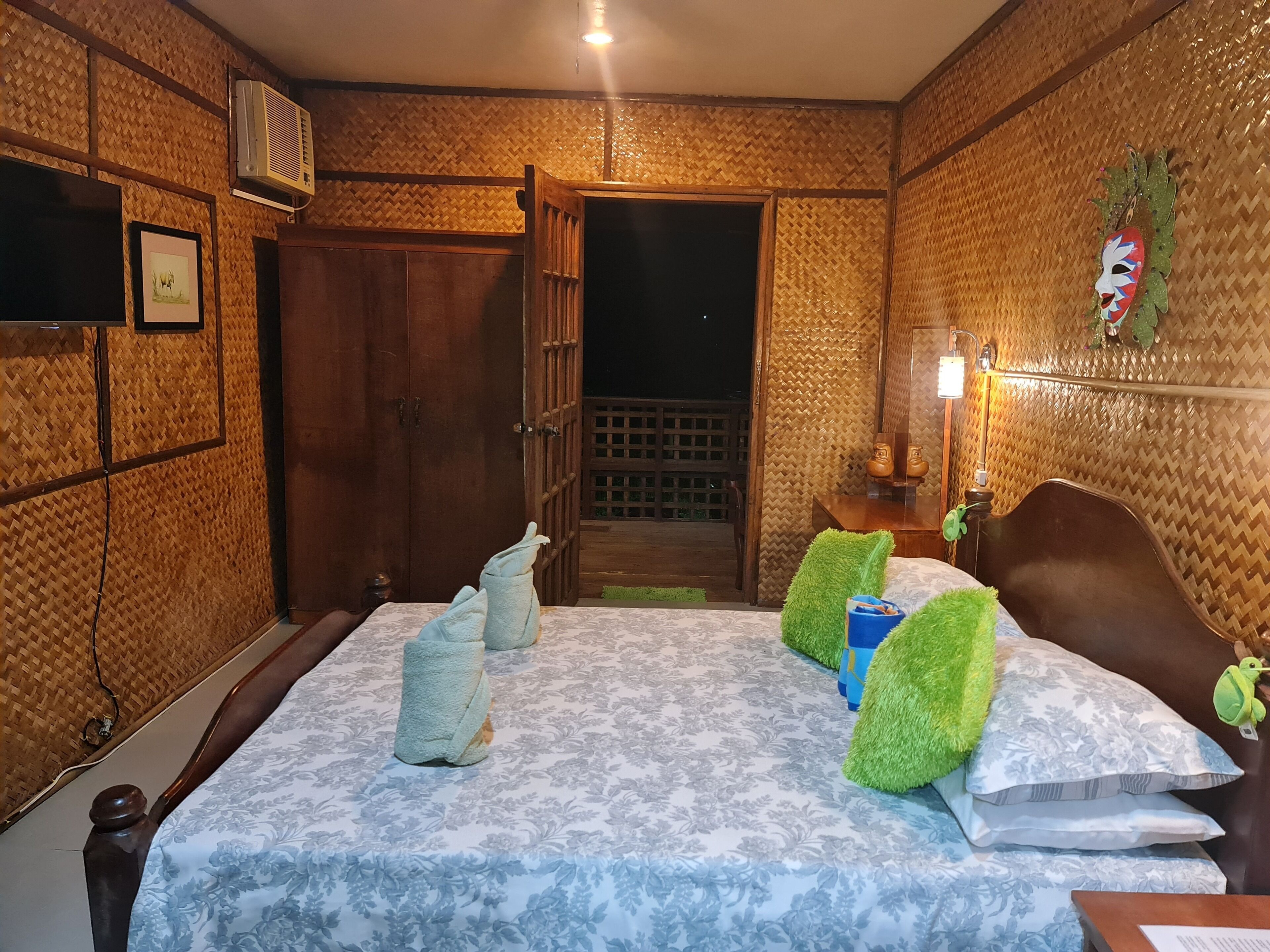 green room private bathroom | minibar, in-room safe, desk, soundproofing