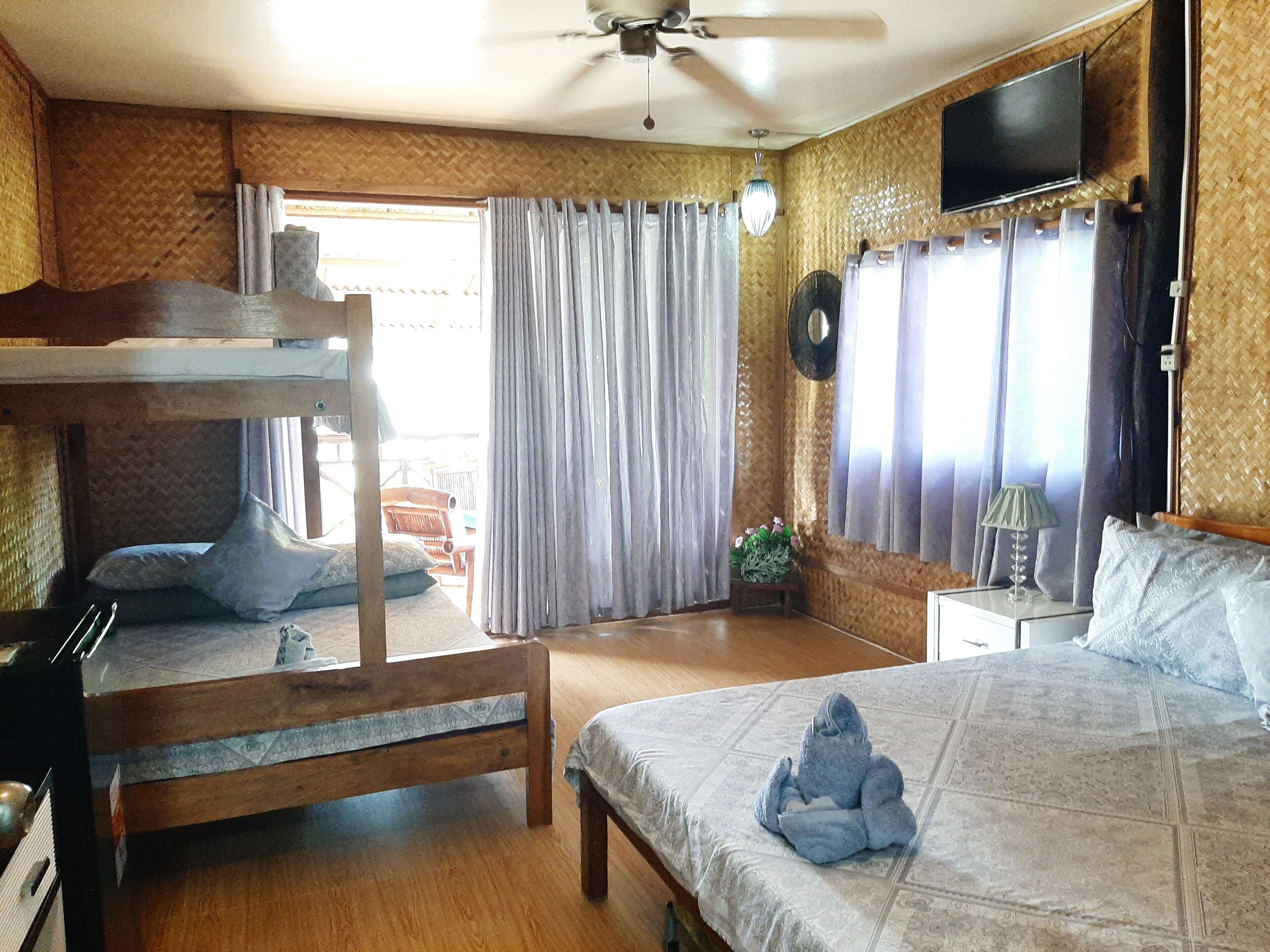 Minibar, caja de seguridad en la habitación y escritorio 