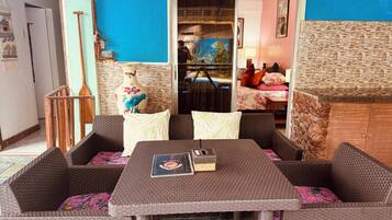 Deluxe Purple Room | Living area