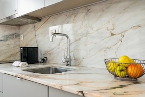 Réfrigérateur, micro-ondes, plaque de cuisson, lave-vaisselle