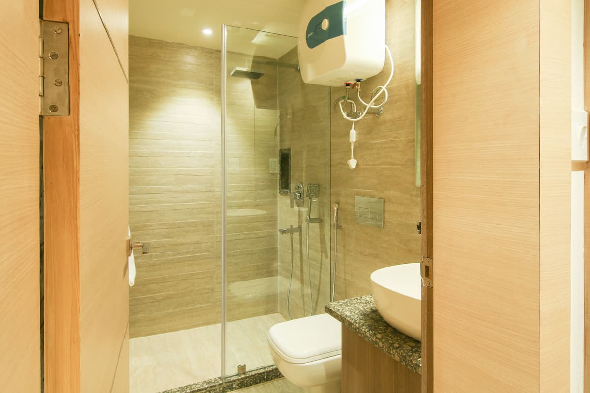 deluxe room | bathroom | shower, free toiletries, towels, soap