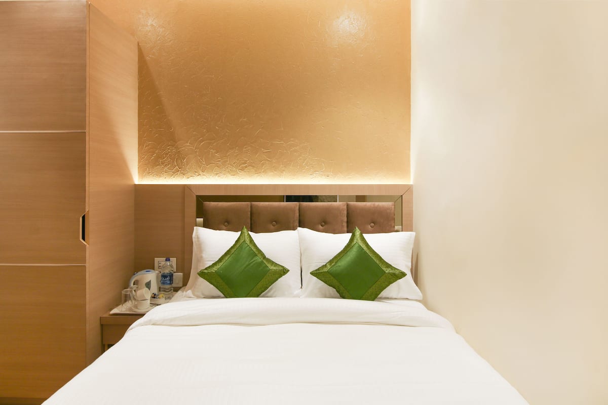 economy room | desk, iron/ironing board, free wifi