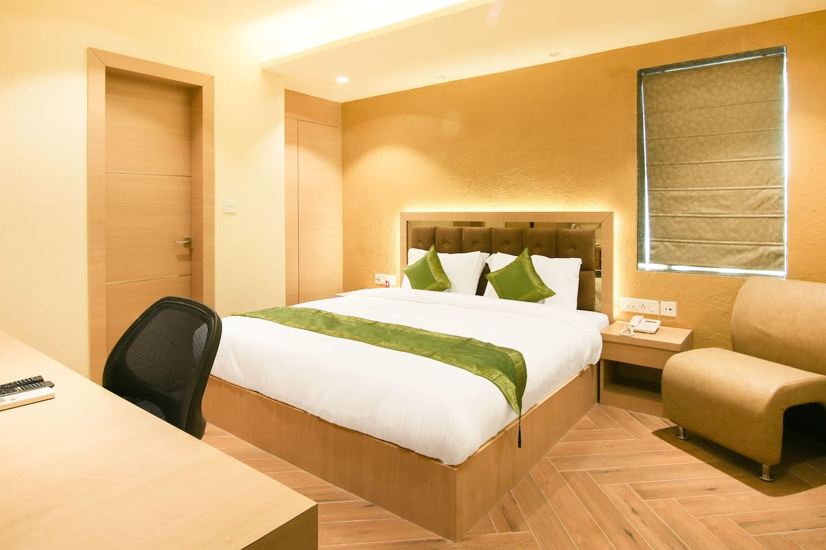 deluxe room | desk, iron/ironing board, free wifi