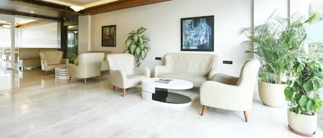 Coin salon dans le hall