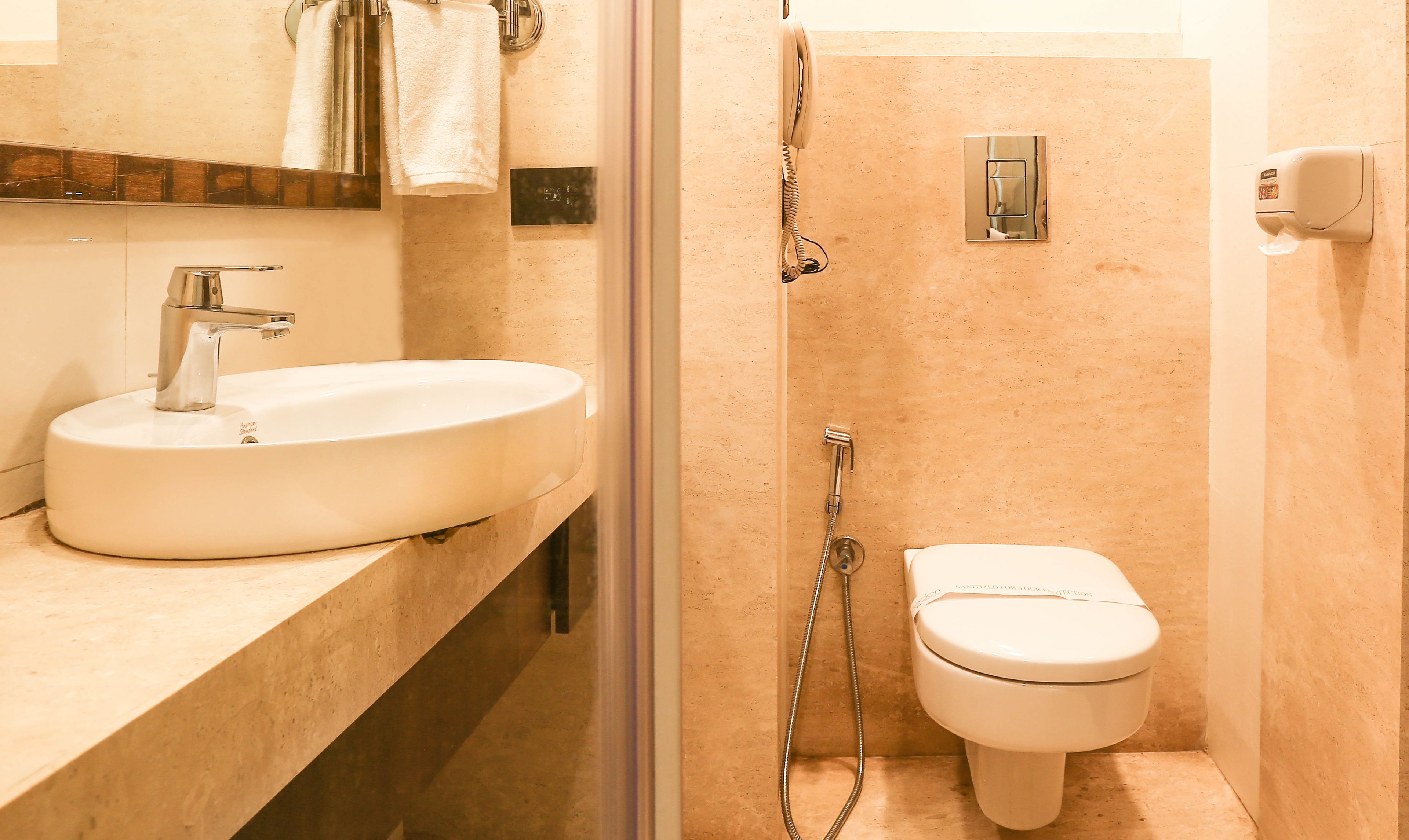 Une salle de bain avec un lavabo, des toilettes et une douche.