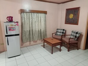 Suite – deluxe, 1 soverom, ikke-røyk, parkutsikt | Oppholdsområde | Flatskjerm-TV