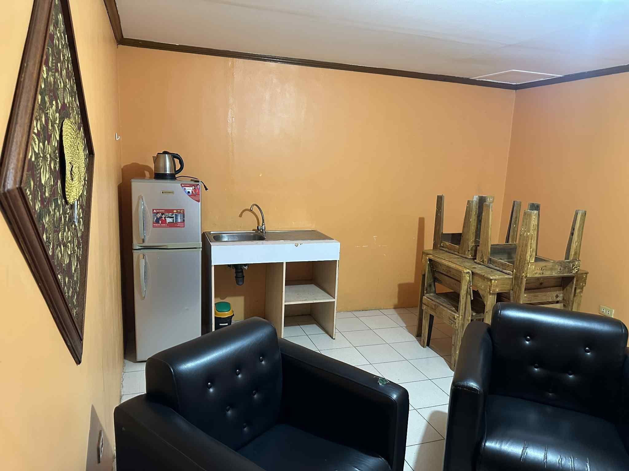 Phòng Suite Deluxe | Khu phòng khách | TV màn hình phẳng 