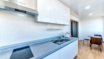 Quarto duplo luxo, vista para o mar | Cozinha americana privada | Geladeira, chaleira elรฉtrica