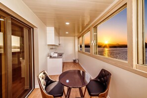 Habitación Deluxe con 2 camas individuales, vista al mar | Balcón