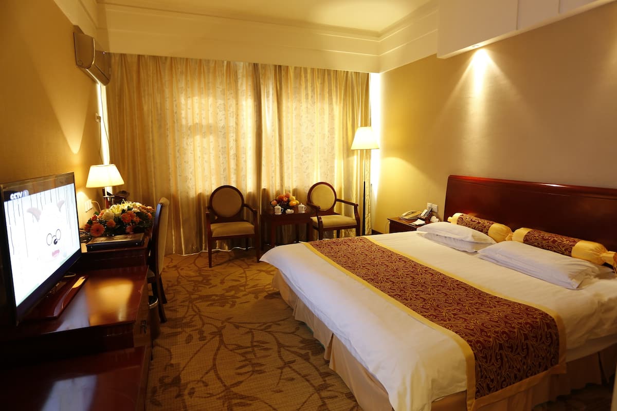 Business Double Room | Minibar, in-room safe, desk, blackout drapes