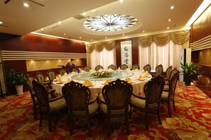 2 restaurants, breakfast, lunch, dinner served; Chinese cuisine - Luoyang Yijun Hotel (Luoyang)