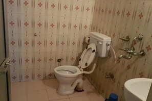 Deluxe-Zimmer | Badezimmer | Dusche, kostenlose Toilettenartikel, Handtücher