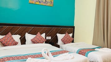 Family Room | Desk, iron/ironing board, free WiFi