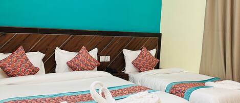 Family Room | Desk, iron/ironing board, free WiFi