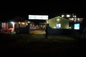 Fassade der Unterkunft – Abend/Nacht