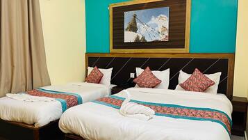 Family Room | Desk, iron/ironing board, free WiFi