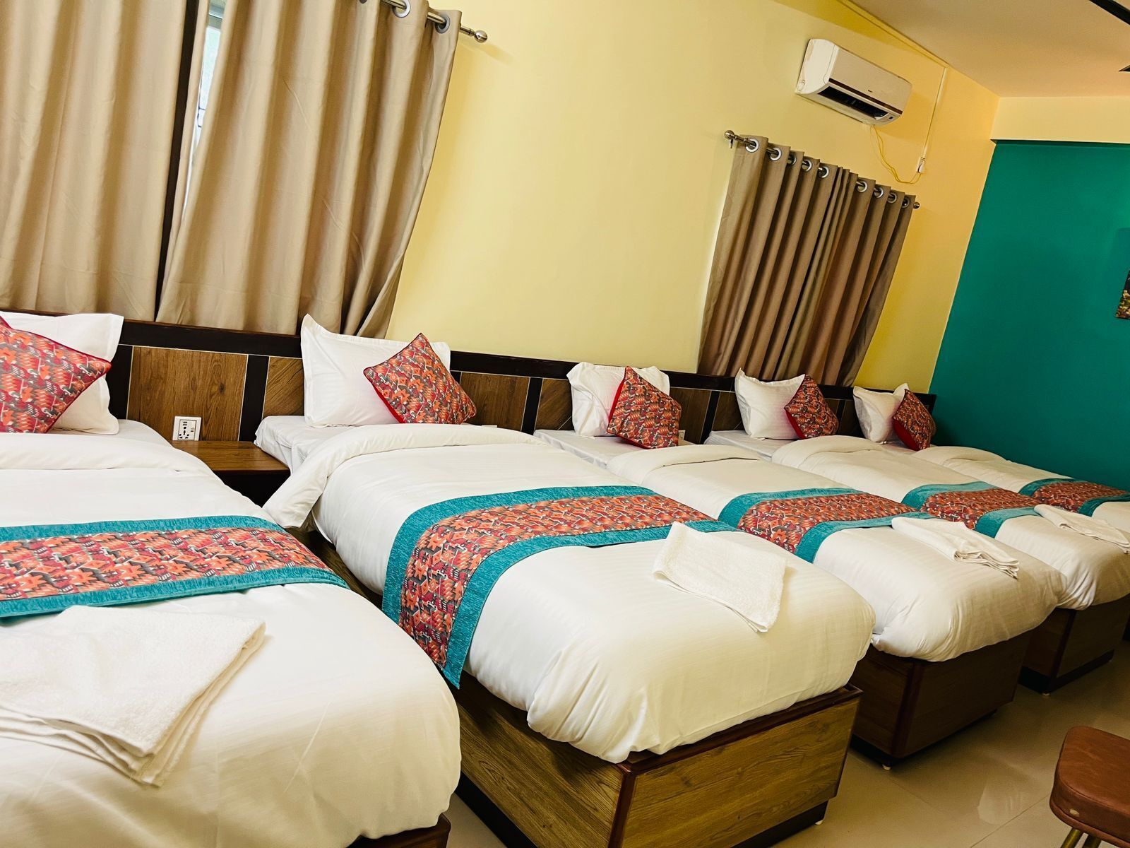 Kahden hengen deluxe-huone (kaksi sänkyä) | Työpöytä, silitysrauta/-lauta, ilmainen Wi-Fi