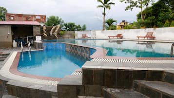 Piscina coperta, piscina all'aperto, lettini