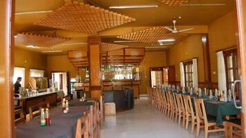 Menyajikan masakan internasional