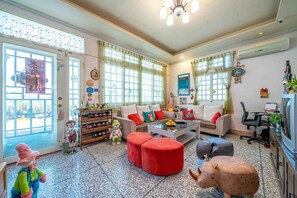 32-inch LCD TV with digital channels, TV - Real Fun Homestay (Dongshan)