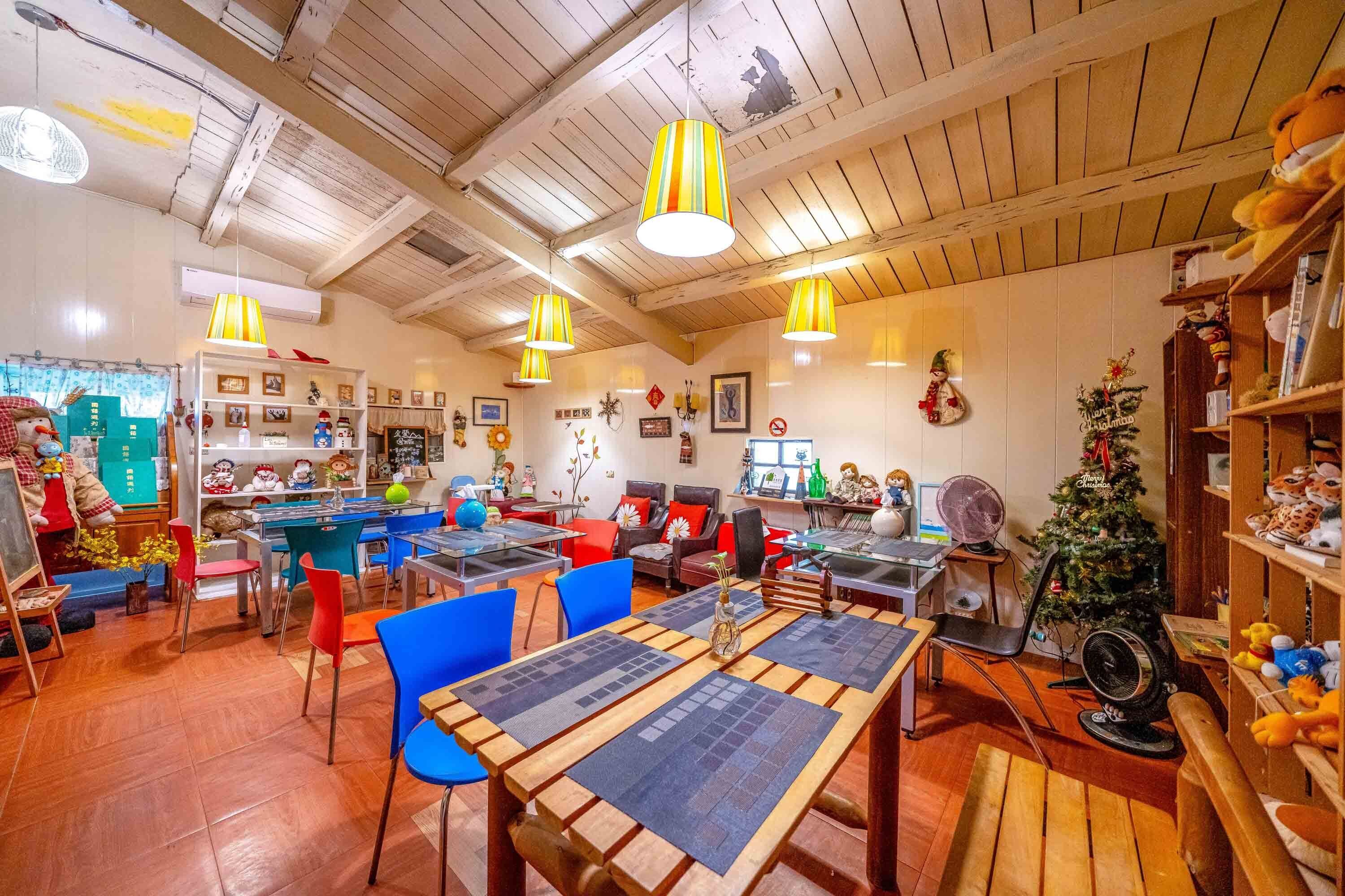 32-inch LCD TV with digital channels, TV