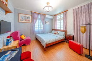 Quarto básico | Escrivaninha, cortinas blackout, quartos à prova de som