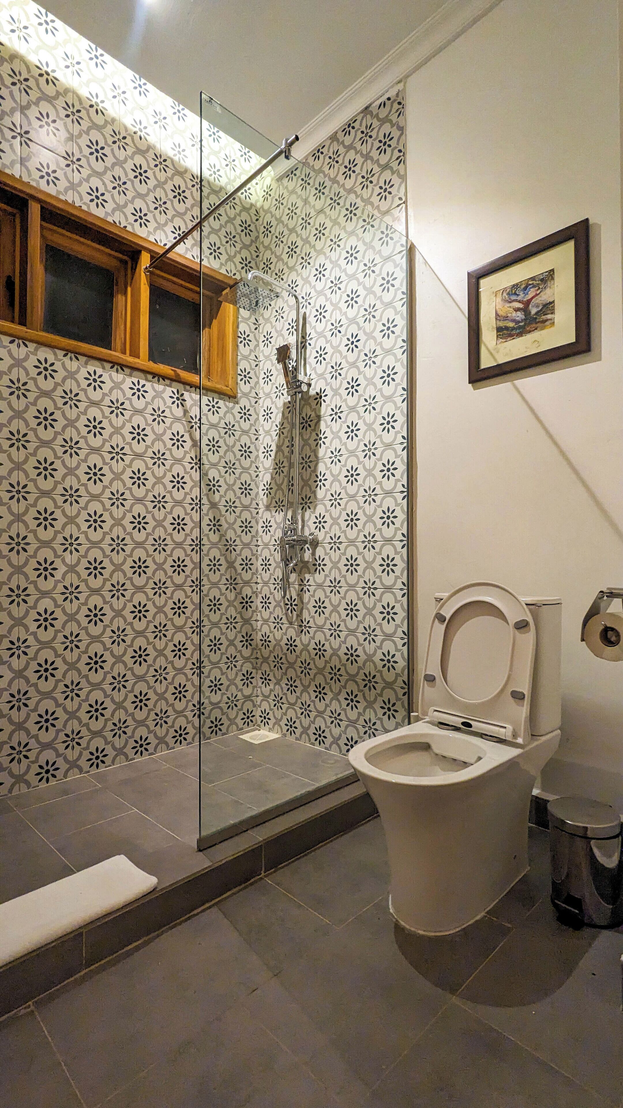 deluxe room | bathroom | combined shower/bathtub, free toiletries, slippers, towels