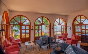 2 개의 바/라운지